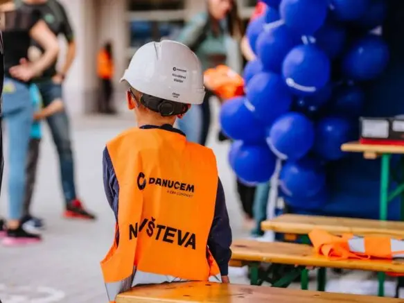 Fotka zaměstnanců a hostů na exkurzi v cementárně v Turni nad Bodvou.