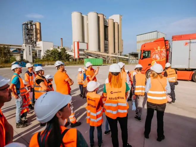 Fotka zaměstnanců a hostů na exkurzi v cementárně v Turni nad Bodvou.